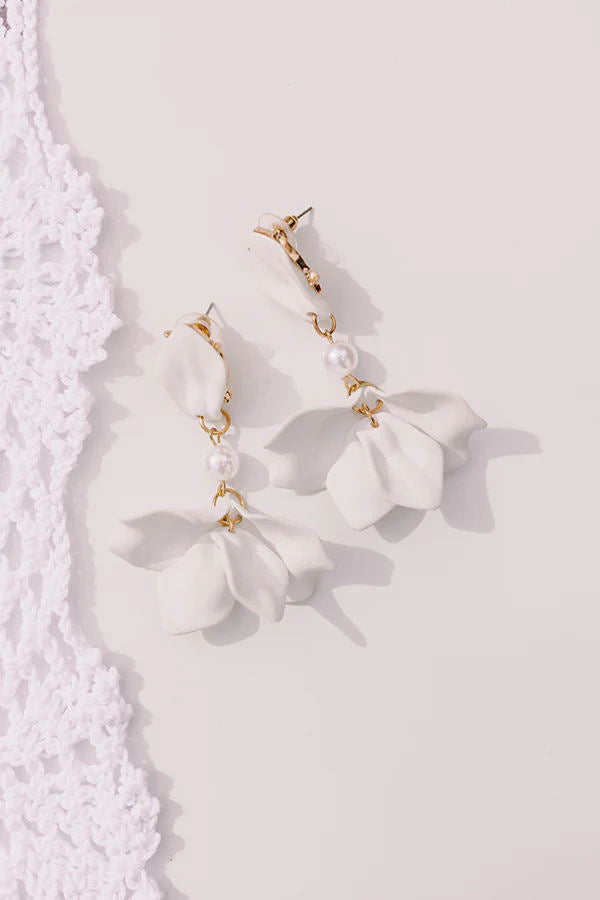 Chic and Heartfelt Flower Pearl Earrings